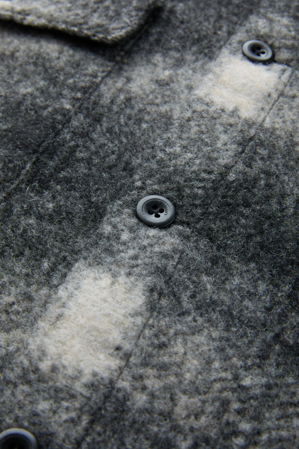 이태리 Mapel(마펠)사 수입 원단을 사용한 울 체크 아우터형 셔츠입니다. 부드러운 촉감의 울, 폴리에스터, 아크릴 혼방 소재로 제작되어 겨울, 초겨울 시즌에 따뜻하게 착용할 수 있습니다. 넉넉한 루즈핏으로 편안함을 더했으며, 화이트, 블랙 두 가지 색상으로 만나볼 수 있습니다. 가슴 포켓과 옆선 트임, 헨리코튼 포인트 라벨 디테일이 돋보이는 캐주얼 스타일의 긴소매 셔츠입니다. 두꺼운 두께감과 기모 안감으로 보온성을 높였습니다.
