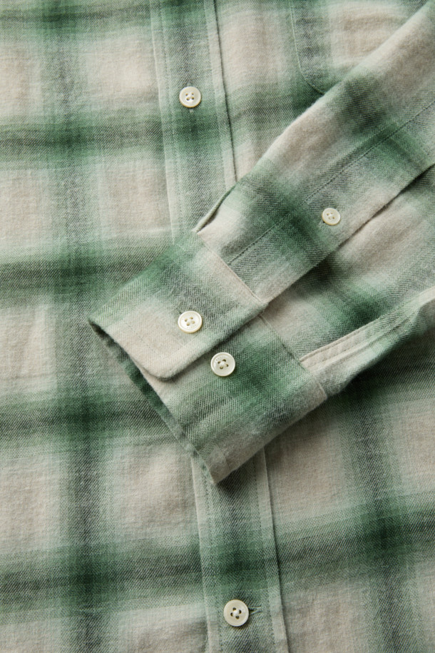[imported Fabric] 그린 옴브레 체크 셔츠 (컴포트핏)는 캐주얼과 클래식 스타일을 아우르는 남성용 셔츠입니다. 면과 울 혼방 소재로 제작되어 겨울철에도 따뜻하게 착용 가능하며, 두꺼운 두께감으로 포근함을 더했습니다. 그린과 아이보리 컬러가 조화롭게 어우러진 옴브레 체크 패턴이 빈티지한 무드를 자아냅니다. 가슴 포켓, 뒷면 요크 주름, 헨리코튼 라벨 디테일이 돋보이며, 가슴둘레 122CM의 컴포트핏으로 편안한 착용감을 제공합니다. 11월부터 2월까지 착용하기 적합한 긴 소매 셔츠입니다.
