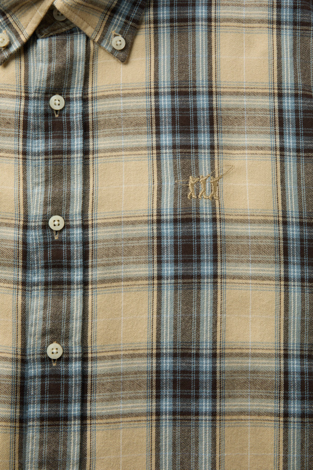 옐로우와 블루 컬러의 체크 패턴이 돋보이는 옐로우 블루 체크 셔츠 (컴포트핏)입니다. 부드러운 촉감의 면과 기모 소재로 제작되어 겨울철에도 따뜻하게 착용 가능합니다. 버튼다운 카라 디자인과 긴 소매 기장으로 클래식한 느낌을 주며, 일상생활에서 캐주얼하게 연출하기 좋습니다. 가슴 부분에는 로고 자수, 뒷면에는 요크 주름 디테일이 더해져 밋밋함을 덜었습니다. 컴포트핏으로 편안한 착용감을 제공하며, 데일리룩에 활용하기 좋은 아이템입니다.
