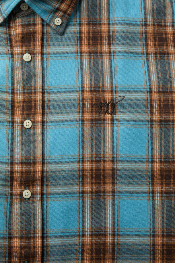 블루와 오렌지, 브라운, 화이트 컬러 배색의 체크 패턴이 돋보이는 셔츠입니다. 부드러운 촉감의 면 100% 트윌 원단으로 제작되어 겨울철에도 따뜻하게 착용할 수 있습니다. 가슴 부분에는 로고 자수 디테일이, 뒷면 요크에는 주름 디테일이 더해져 캐주얼하면서도 클래식한 무드를 연출합니다. 버튼다운 카라와 컴포트 핏으로 제작되어 출근룩이나 비즈니스 캐주얼 스타일에도 활용 가능하며, 미니멀한 스타일을 즐기는 분들께도 추천합니다. 긴 소매 기장으로 다양한 레이어드 연출이 용이합니다.
