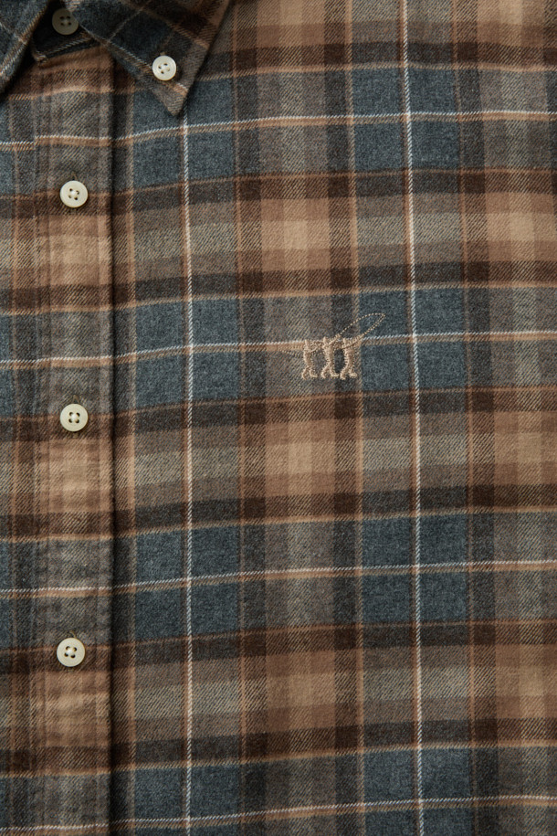 스페인 Sidogras사의 수입 원단을 사용한 브라운 & 그레이 체크 셔츠입니다. 100% 코튼 트윌 기모 원단으로 제작되어 겨울철에도 따뜻하게 착용 가능합니다. 레귤러 핏으로 제작되어 편안한 착용감을 선사하며, 버튼다운 카라와 가슴 로고 자수, 뒷면 요크 주름 디테일이 특징입니다. 비즈니스 캐주얼 및 겨울 데일리룩에 활용하기 좋으며, 캐주얼, 클래식, 미니멀 스타일을 모두 소화할 수 있습니다. 긴소매 기장의 두께감 있는 셔츠입니다.
