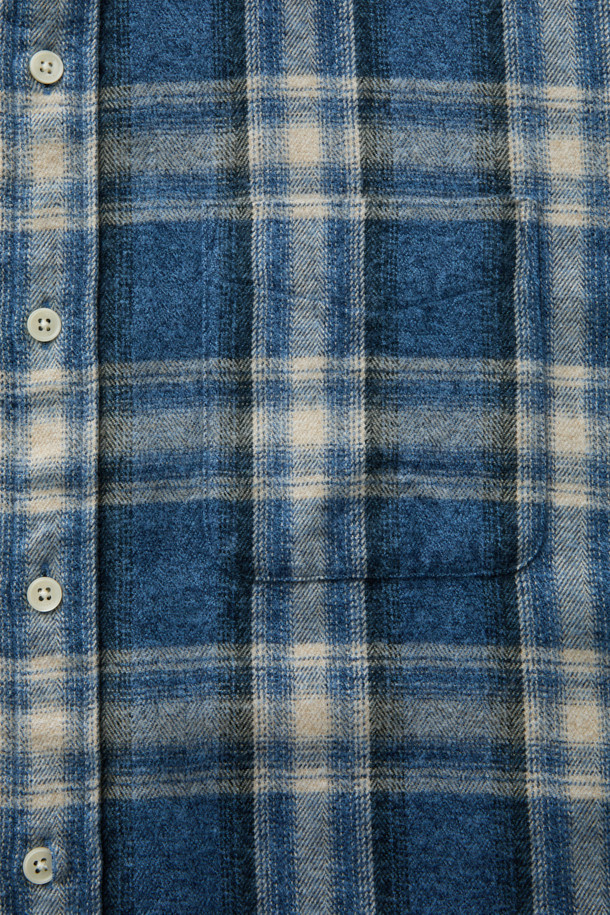 일본 Shibaya(시바야)사의 부드러운 코튼 100% 원단으로 제작된 [Imported Fabric] 블루 체크 셔츠입니다. 캐주얼 스타일에 적합하며, 옴브레, 헤링본 패턴이 조화롭게 디자인되었습니다. 가슴 포켓과 뒷 요크 주름 디테일이 돋보이며, 헨리코튼 라벨로 고급스러움을 더했습니다. 11월부터 2월까지, 기모 안감으로 따뜻하게 착용할 수 있는 긴 소매 셔츠입니다. 여유로운 컴포트핏으로 편안한 착용감을 선사합니다.
