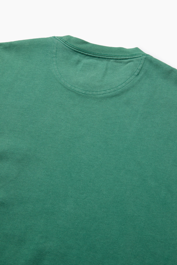 피그먼트 라운드 티는 가을, 겨울 시즌에 어울리는 캐주얼 스타일의 긴소매 티셔츠입니다. 부드러운 면 소재에 루즈핏으로 편안한 착용감을 선사하며, 라운드넥 디자인으로 다양한 스타일 연출이 가능합니다. 그린 컬러의 무지 패턴에 피그먼트 워싱 가공을 더해 빈티지하고 헤리티지한 무드를 자아냅니다. 좌측 가슴 포켓과 자수 디테일이 돋보이며, 싱글 저지 원단으로 제작되어 활용도가 높습니다.
