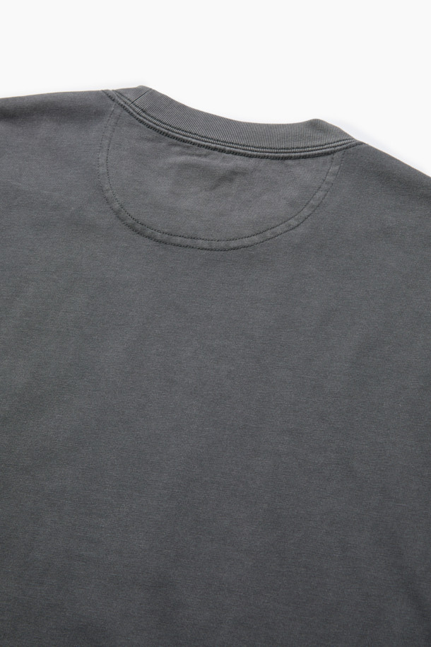 부드러운 면 소재로 제작되어 편안한 착용감을 선사하는 피그먼트 라운드 티입니다. 캐주얼하고 베이직한 스타일로, 가을과 겨울에 활용하기 좋습니다. 톤 다운된 그레이 컬러와 루즈핏으로 어떤 룩에도 자연스럽게 어울립니다. 가슴 포켓 디테일과 자수 포인트가 밋밋함을 덜어주며, 피그먼트 워싱 처리로 헤리티지 무드를 더했습니다. 출근룩 또는 캠핑룩, 캐주얼이나 클래식 스타일 모두 소화 가능한 활용도 높은 아이템입니다.
