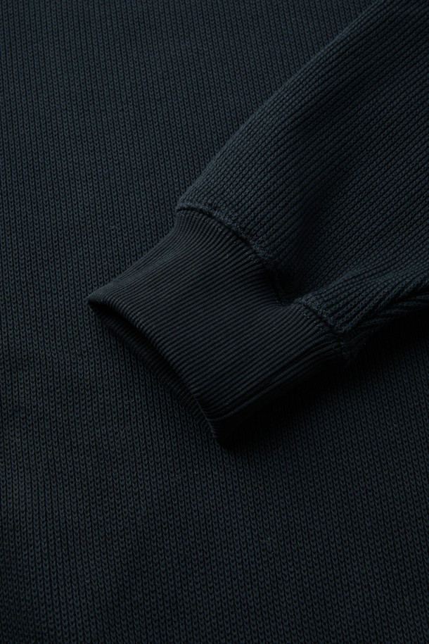 잔조직 맨투맨은 가을과 겨울에 어울리는 두꺼운 두께감의 루즈핏 맨투맨입니다. 블랙 컬러로, 베이직하면서 클래식한 스타일을 연출하기 좋습니다. 립조직 소매단과 밑단, 밀도감 있는 원단으로 제작되어 튼튼하며 입체적인 촉감을 느낄 수 있습니다. 크루넥 디자인에 긴소매로 제작되었으며, 니트 조직 패턴이 돋보입니다. 가슴둘레 118cm로 넉넉한 핏을 제공하여 겨울 데일리룩, 미니멀, 캐주얼 스타일링에 활용하기 좋습니다.
