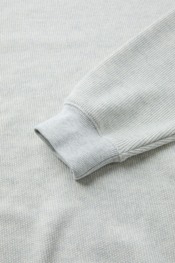 잔조직 맨투맨은 부드러운 면 소재로 제작되어 가을, 겨울철 넉넉하고 포근한 착용감을 선사합니다. 베이직하고 클래식한 무드의 무지 디자인에 루즈핏으로 편안함을 더했으며, 라운드넥과 긴 소매 기장으로 어떤 스타일에도 잘 어울립니다. 니트 조직감의 텍스처가 특징이며, 립 조직으로 마감된 소매와 밑단이 깔끔한 실루엣을 연출합니다. 아이보리, 화이트 두 가지 색상으로 출시되었으며, 가슴둘레 118cm로 여유로운 핏을 제공합니다. 겨울 데일리룩, 집콕룩, 산책룩 등 다양한 상황에서 클래식, 미니멀, 캐주얼 스타일을 연출하기 좋습니다.
