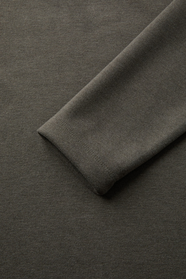 따뜻함과 스타일을 모두 갖춘 소프트 하이브리드 카라티입니다. 부드러운 촉감의 본딩 소재에 두꺼운 두께감으로 가을, 겨울 시즌 보온성을 높였습니다. 클래식한 무드의 레귤러핏으로 제작되었으며, 브라운 컬러의 무지 디자인이 어떤 스타일에도 잘 어울립니다. 자개 단추 디테일과 스웨이드 배색 플라켓, 양옆 슬릿으로 포인트를 더했습니다. 겨울 데일리룩, 모임룩, 비즈니스 캐주얼까지 다양한 TPO에 활용할 수 있는 클래식, 미니멀, 캐주얼 스타일의 카라티입니다.
