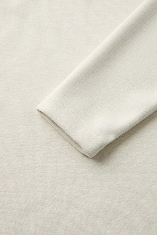 소프트 하이브리드 카라티는 부드러운 촉감의 본딩 원단으로 제작되어 가을, 겨울, 초봄까지 폭넓게 활용 가능한 긴소매 카라티입니다. 클래식한 무드를 연출하며, 레귤러 핏으로 편안한 착용감을 선사합니다. 화이트 컬러에 자개 단추 디테일과 스웨이드 배색 플라켓이 고급스러운 포인트를 더합니다. 보온성을 갖춘 두꺼운 두께감과 양옆 슬릿 디자인으로 활동성을 높였으며, 출근룩, 비즈니스 캐주얼, 겨울 데일리룩 등 다양한 TPO에 잘 어울립니다. 클래식, 미니멀, 캐주얼 스타일을 즐겨 입는 분들께 추천합니다.
