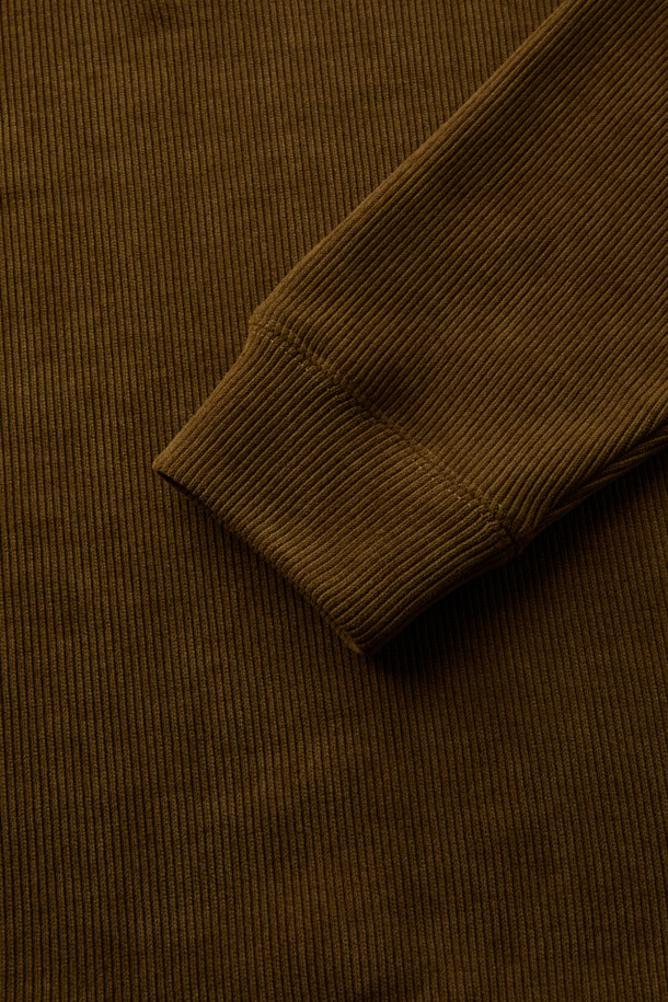 가을, 겨울 시즌에 안성맞춤인 브라운 컬러의 코듀로이 집업 카라티입니다. 루즈핏으로 제작되어 편안한 착용감을 선사하며, 하프 집업 디자인과 카라 디테일로 캐주얼, 클래식, 미니멀 스타일을 모두 소화할 수 있습니다. 부드러운 코듀로이 소재에 두꺼운 두께감으로 보온성을 높였으며, 9월부터 3월까지 폭넓게 활용 가능합니다. 출근룩은 물론 모임룩으로도 손색없는, 여유로운 실루엣의 무지 디자인이 특징입니다. 가슴둘레 116cm로 넉넉한 핏을 제공합니다.
