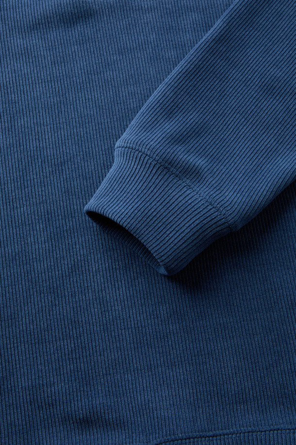 부드러운 코듀로이 소재로 제작되어 따뜻하고 포근한 착용감을 선사하는 집업 카라티입니다. 캐주얼과 클래식 스타일을 모두 아우르는 디자인으로, 가을과 겨울철 데일리룩, 카페룩, 산책룩 등 다양한 TPO에 활용하기 좋습니다. 루즈핏과 긴 소매 기장으로 편안한 착용감을 제공하며, 보온성을 높여 추운 날씨에도 따뜻하게 입을 수 있습니다. 블루 컬러의 무지 디자인에 하프 집업과 지퍼 디테일로 포인트를 주어 미니멀하면서도 세련된 무드를 연출합니다. 카라넥 디자인으로 깔끔한 느낌을 더했습니다.
