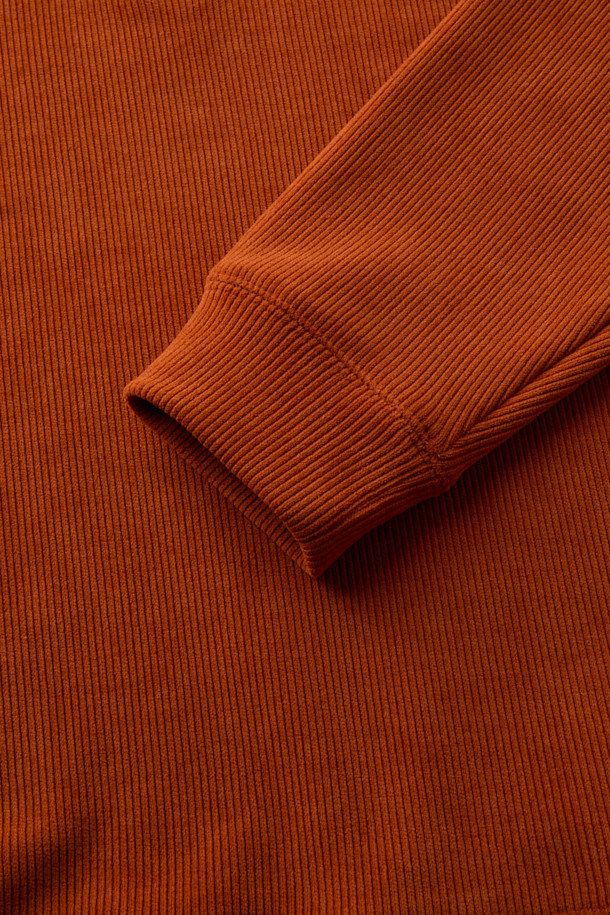 따뜻하고 포근한 분위기를 연출하는 코듀로이 집업 카라티입니다. 부드러운 촉감의 코듀로이 소재와 루즈핏으로 편안한 착용감을 선사하며, 가을과 겨울에 따뜻하게 입기 좋습니다. 클래식하면서도 캐주얼한 스타일을 연출할 수 있으며, 하프 집업 디자인과 골조직 텍스처가 특징입니다. 오렌지, 브라운 두 가지 컬러로 출시되어 취향에 맞게 선택 가능하며, 출근룩이나 모임룩으로 활용하기 좋습니다. 
