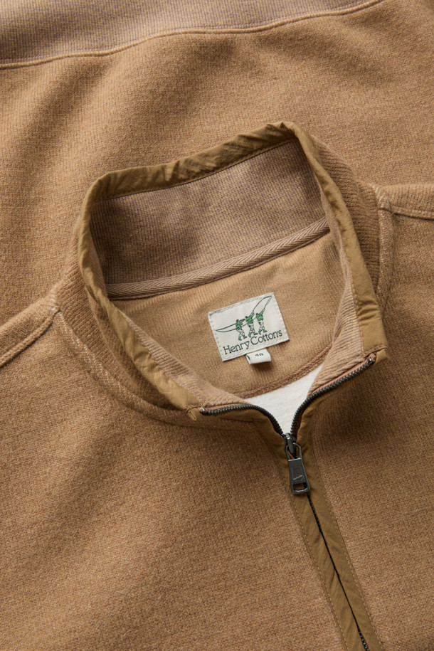 베이지와 브라운 컬러의 텍스처드 하프 집업입니다. 울 소재에 멜란지 패턴으로 포근하고 고급스러운 느낌을 주며, 루즈핏 디자인과 하이넥으로 편안한 착용감을 선사합니다. 가을, 겨울 시즌에 어울리는 두꺼운 두께감으로 보온성을 높였으며, 부드러운 촉감이 특징입니다. 하프 집업 디자인, 넥 안쪽 시보리 립 마감, 소매와 밑단 립 처리, 나일론 배색 디테일로 캐주얼, 클래식, 미니멀 스타일 모두 소화 가능합니다. 출근룩이나 캠핑룩 등 다양한 TPO에 활용해보세요.
