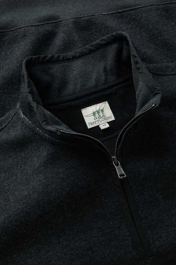 가을, 겨울 시즌에 어울리는 텍스처드 하프 집업 스웻셔츠입니다. 부드러운 울 소재와 하이넥 디자인으로 보온성을 높였으며, 멜란지 패턴으로 세련된 무드를 더했습니다. 캐주얼, 클래식, 미니멀 스타일을 소화하며 출근룩으로도 활용하기 좋습니다. 하프 집업 지퍼와 넥, 소매, 밑단 립 처리, 나일론 배색 디테일로 완성도를 높였습니다. 루즈핏으로 편안한 착용감을 선사합니다.
