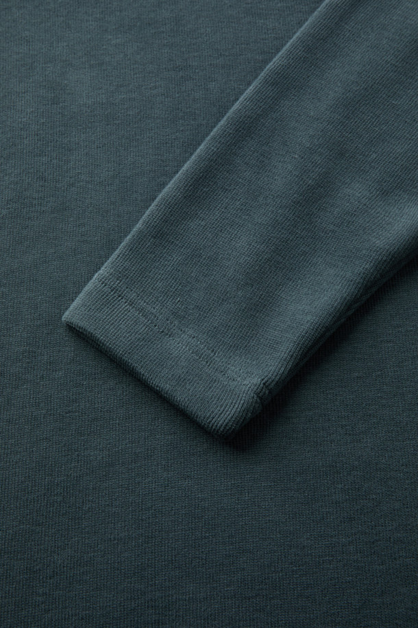 벨루토 헨리넥은 가을, 겨울에 따뜻하게 입기 좋은 기모 안감의 긴소매 티셔츠입니다. 베이직한 스타일로 일상에서 편안하게 착용할 수 있으며, 두께감 있는 소재로 제작되어 보온성을 높였습니다. 헨리넥 디자인과 사이드 슬릿, 톤온톤 마감 디테일이 돋보이며, 버튼 여밈으로 포인트를 더했습니다. 레귤러핏으로 제작되어 편안한 착용감을 제공하며, 미니멀, 캐주얼, 클래식 스타일을 즐기는 분들께 추천합니다. 집콕룩이나 동네 마실룩 등 다양한 상황에서 활용하기 좋습니다.
