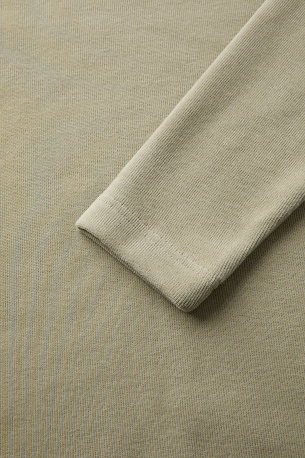 부드러운 촉감의 벨루토 헨리넥 상의입니다. 가을, 겨울에 어울리는 두꺼운 두께감으로, 브러쉬드 립 원단과 기모 안감을 사용하여 따뜻함을 더했습니다. 베이직한 스타일로 일상, 집콕, 동네 마실 등 다양한 TPO에 활용 가능하며, 캐주얼, 미니멀, 클래식 스타일을 연출하기 좋습니다. 헨리넥 디자인과 레귤러핏으로 편안한 착용감을 선사하며, 사이드 슬릿 디테일과 톤온톤 마감, 버튼 여밈으로 포인트를 더했습니다. 긴 소매 기장의 무지 디자인으로 어떤 하의와도 쉽게 매치할 수 있습니다.
