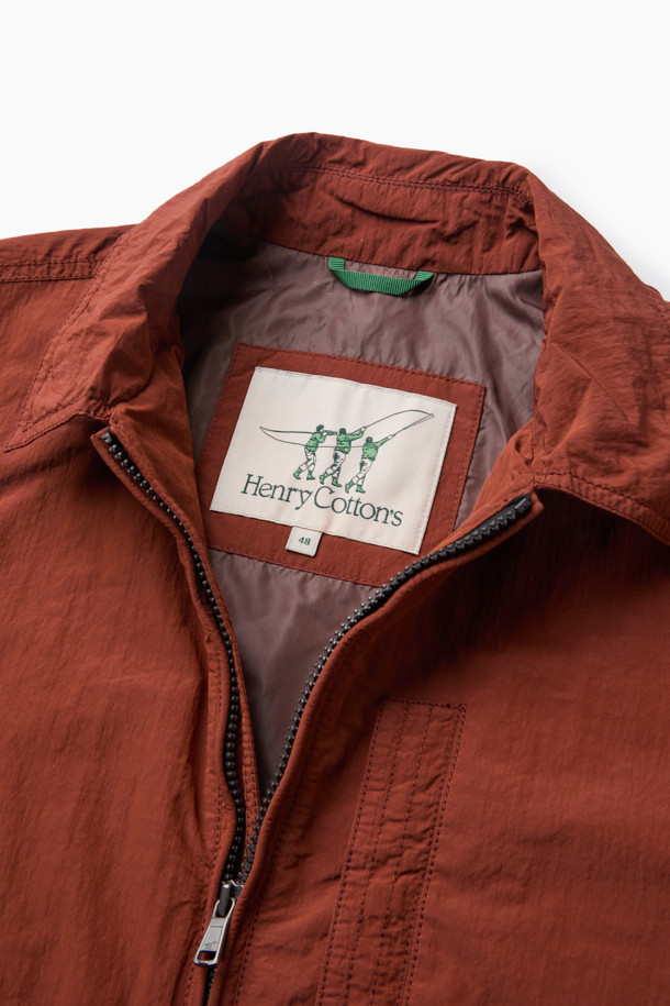 가을 채트윈 점퍼는 쌀쌀한 가을 날씨에 가볍게 걸치기 좋은 베이직한 디자인의 점퍼입니다. 부드러운 촉감의 면, 폴리에스테르, 나일론 혼방 소재로 제작되어 편안한 착용감을 선사합니다. 발수 가공과 보온 기능을 갖춰 쾌적하게 입을 수 있으며, 셔츠형 디자인과 베이직핏으로 캐주얼하고 미니멀한 스타일을 연출합니다. 래글런 소매(뒷판)와 셋인 소매(앞판) 디자인, 지퍼 포켓, 가슴 포켓, 부분 안감 디테일로 실용성을 더했습니다. 여행룩, 산책룩 등 다양한 TPO에 활용하기 좋은 아이템입니다.
