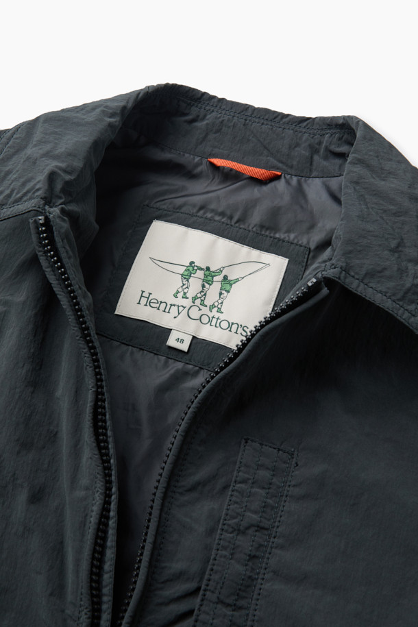 가을 채트윈 점퍼는 일상에서 편안하게 착용하기 좋은 베이직 스타일의 점퍼입니다. 면, 폴리에스테르, 나일론 혼방 소재로 제작되어 부드러운 촉감과 은은한 광택감을 선사하며, 가을 날씨에 적합한 보온 기능을 제공합니다. 발수 가공 처리를 하여 생활 방수 기능까지 갖췄으며, 셔츠형 디자인에 지퍼 여밈 방식으로 간편하게 착용할 수 있습니다. 앞판 셋인 소매와 뒷판 래글런 소매 디자인으로 활동성을 높였으며, 가슴 포켓과 사이드 지퍼 포켓으로 실용성을 더했습니다. 가을 나들이룩, 산책룩 등 캐주얼, 미니멀, 클래식 스타일을 즐기는 고객에게 추천합니다.
