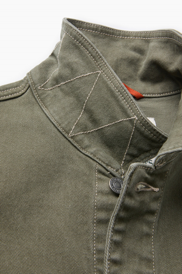 세련된 워크웨어 무드의 데님 스트레치 점퍼입니다. 빈티지한 카키 컬러와 무지 디자인이 어우러져 다양한 스타일을 연출하기 좋습니다. 가슴 포켓, 멀티 포켓, 리벳 장식, 밑단 비죠 디테일 등 섬세한 디테일이 돋보이며, 컴포트핏으로 편안한 착용감을 선사합니다. 신축성 있는 데님 소재로 활동성을 높였으며, 크롭 기장과 긴 소매 디자인으로 트렌디함을 더했습니다. 데이트룩, 모임룩 등 캐주얼하고 미니멀한 스타일을 연출하고 싶을 때 적합합니다.
