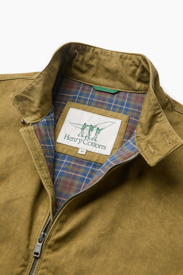 세련된 무드의 [Imported Fabric] 배색 해링턴 점퍼입니다. 면 소재로 제작되어 견고한 촉감과 편안한 착용감을 선사하며, 가을 시즌에 적합합니다. 베이지 컬러의 체크 패턴이 캐주얼하면서도 미니멀한 스타일을 연출합니다. 밑단 사이드 엘라스틱 밴드, 소매 커프스 턱 디테일, 내부 Halley Stevensons 체크 배색으로 디자인의 완성도를 높였습니다. 출근룩과 모임룩 등 다양한 TPO에 활용 가능하며, 캐주얼, 미니멀, 클래식 스타일을 즐기는 분들께 추천합니다.
