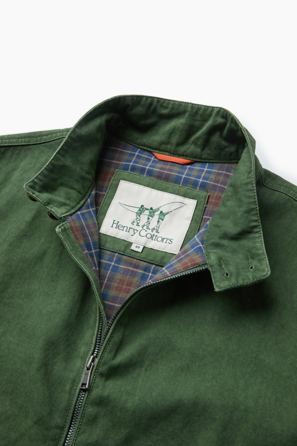 [Imported Fabric] 배색 해링턴 점퍼는 캐주얼함과 모던함을 동시에 갖춘 가을 시즌 필수 아우터입니다. 그린 컬러와 체크 패턴이 돋보이며, 일상에서 편안하게 착용하기 좋습니다. 넉넉한 컴포트핏으로 활동성을 높였으며, 밑단 사이드 엘라스틱 밴드와 소매 커프스 턱 디테일이 특징입니다. 내부에는 Halley Stevensons 체크 원단 배색을 사용하여 고급스러움을 더했습니다. 가슴둘레 120cm, 기장 65cm로 제작되어 동네 마실룩, 가을 나들이룩 등 다양한 TPO에 활용할 수 있습니다.
