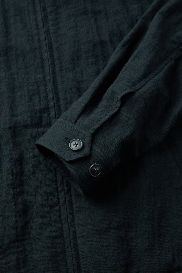 **[Italian Fabric] 크리즈 울 집업 블루종**

이탈리안 원단의 [Italian Fabric] 크리즈 울 집업 블루종은 미니멀하고 클래식한 스타일을 추구하는 남성분들을 위한 가을 시즌 필수 아이템입니다. 톤 다운된 블루 컬러가 세련된 느낌을 주며, 부드러운 울 소재로 제작되어 편안한 착용감을 선사합니다. 셔츠 카라와 투웨이 지퍼, 래글런 소매, 사이드 포켓, 부분 안감, 크리즈 텍스처 등 섬세한 디테일이 돋보이는 제품입니다. 컴포트 핏으로 제작되어 출근룩, 비즈니스 캐주얼, 모임룩 등 다양한 TPO에 활용 가능하며, 클래식, 미니멀, 시크한 스타일을 연출하기에 좋습니다.
