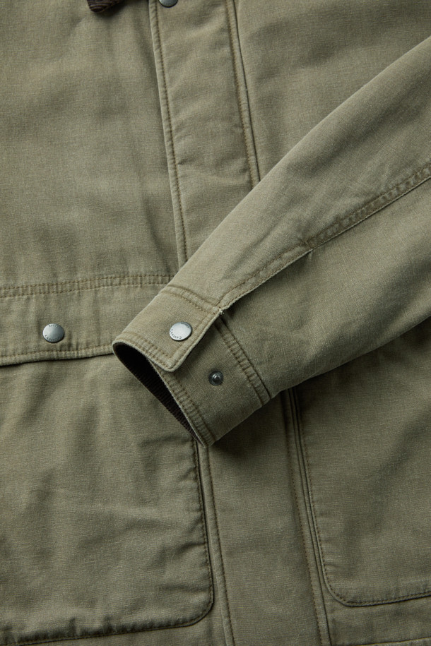 부드러운 코듀로이 소재의 패디드 워싱 디트로이트 점퍼입니다. 워크웨어 무드를 연출하는 컴포트핏으로, 가을에 어울리는 두꺼운 두께감과 긴 소매 기장이 특징입니다. 카키와 올리브 두 가지 색상으로 제공되며, 플랩 디테일, 피그먼트 워싱, 바이오 워싱, 비죠 디테일, 사이즈 조절 기능으로 디자인의 완성도를 높였습니다. 일상복은 물론 가을 나들이룩, 캠핑룩에도 잘 어울리는 워크웨어 스타일의 캐주얼 점퍼입니다.
