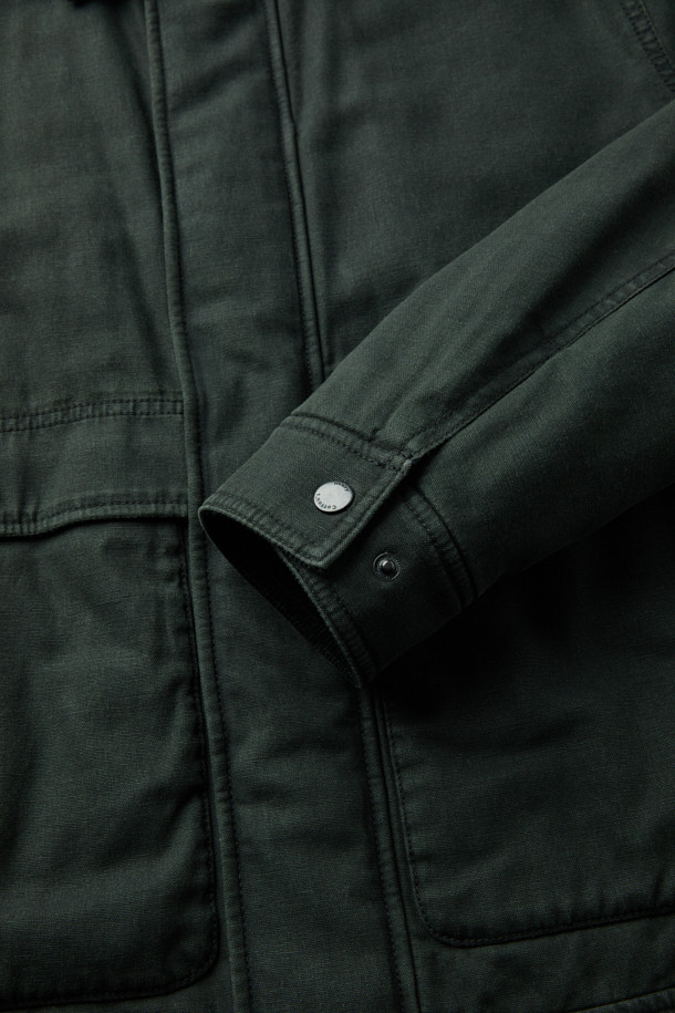 **패디드 워싱 디트로이트 점퍼**는 워크웨어 무드를 담아낸 블랙 컬러의 점퍼입니다. 부드러운 코듀로이 소재에 두꺼운 두께감으로 가을철 따뜻하게 착용 가능하며, 컴포트 핏으로 편안한 착용감을 선사합니다. 피그먼트 워싱, 플랩 디테일, 비죠 디테일 등 워크웨어 스타일을 살린 디자인이 특징입니다. 출근룩과 모임룩 모두 활용 가능하며, 클래식, 미니멀 스타일을 즐겨 입는 분들께 추천합니다. 소매 기장이 긴 긴소매 디자인이며, 사이즈 조절이 가능합니다.
