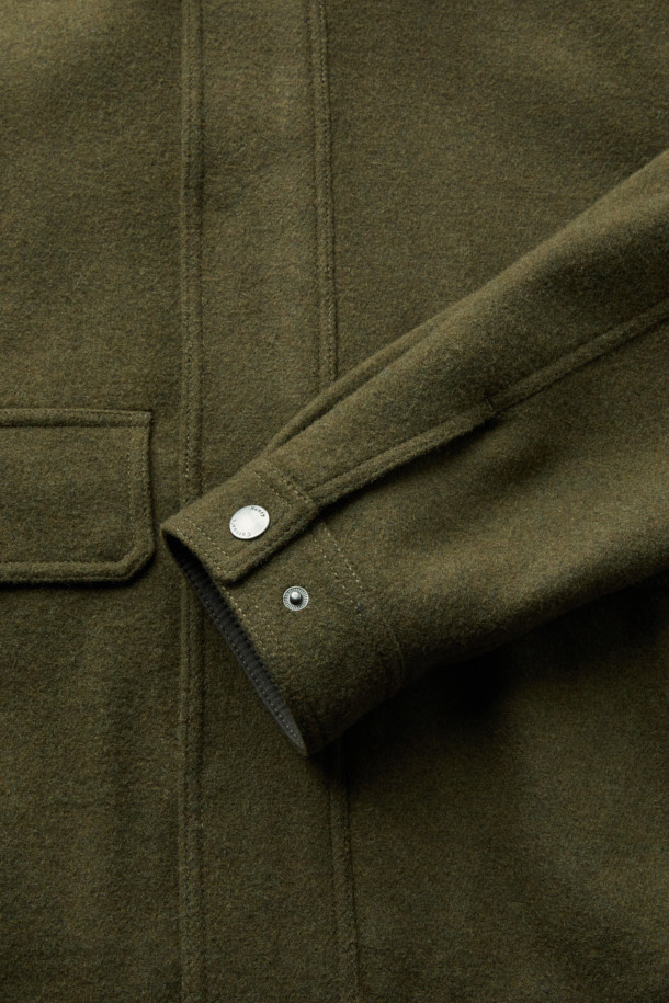 세련된 스타일을 완성하는 울 집업 블루종입니다. 고급스러운 울과 캐시미어 혼방 소재로 제작되어 부드러운 촉감과 뛰어난 보온성을 자랑합니다. 가을, 겨울 시즌에 안성맞춤이며, 클래식한 무드의 무지 디자인으로 다양한 룩에 매치하기 좋습니다. 컴포트 핏으로 편안한 착용감을 선사하며, 사이드 포켓, 밑단 엘라스틱 밴드, 히든 스냅 디테일로 실용성을 더했습니다. 출근룩, 모임룩, 데이트룩 등 폭넓은 TPO에 활용 가능한 머스트 해브 아이템입니다.
