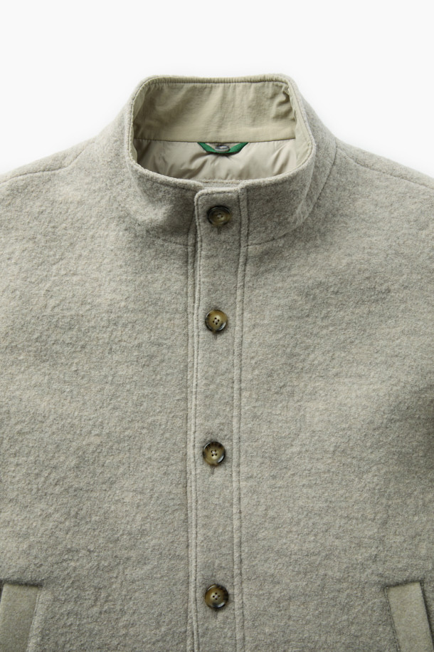 이탈리안 패브릭 디테처블 후드 울 다운 점퍼는 겨울철 당신의 스타일을 책임질 아우터입니다. 고급스러운 이태리 울 원단을 사용하여 부드러운 촉감과 따뜻함을 선사하며, 베이직하고 클래식한 디자인으로 어떤 룩에도 잘 어울립니다. 탈착 가능한 후드로 다양한 스타일 연출이 가능하며, 구스다운 충전재와 퀼팅 디테일로 보온성을 높였습니다. 차분한 그레이 컬러와 베이직핏, 사이드 포켓 디자인으로 출근룩, 오피스룩, 모임룩 등 TPO에 구애받지 않고 시크하고 미니멀한 스타일을 완성할 수 있습니다. 
