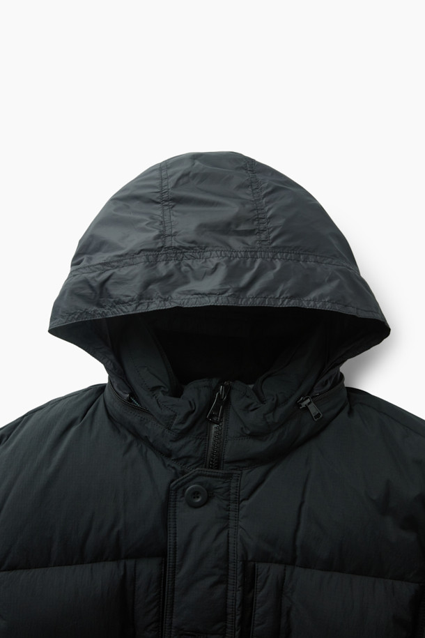 세미 오버핏으로 편안하게 착용 가능한 퀼팅 다운 점퍼입니다. 겨울철 추위를 막아주는 두꺼운 두께감과 보온 및 방풍 기능으로 따뜻함을 제공합니다. 부드러운 촉감의 나일론 소재와 블랙 컬러의 무지 디자인으로 캐주얼, 미니멀, 클래식 등 다양한 스타일 연출에 활용할 수 있습니다. 멀티 포켓, 지퍼 테이프 부분 노출, 밑단 스트링, 내장 후드, 벨보아 넥 안감, 이너 커프스 엘라스틱 밴드, 머스코비 다운 충전재 등 디테일이 돋보입니다. 출근룩, 여행룩 등 일상에서 폭넓게 활용 가능하며, 긴 소매와 지퍼형 여밈 방식으로 편의성을 더했습니다.
