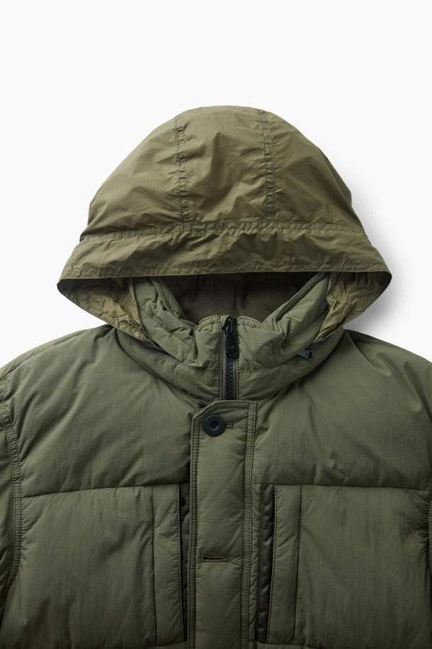 **퀼팅 다운 점퍼**

쌀쌀한 겨울 날씨에도 따뜻함과 스타일을 놓치지 않도록 퀼팅 디자인의 다운 점퍼를 소개합니다. 카키와 올리브 두 가지 색상으로 출시되어, 캐주얼, 미니멀, 시티보이 룩을 연출하기 좋습니다. 부드러운 나일론 소재와 두꺼운 두께감으로 보온성과 방풍 기능을 제공하며, 세미 오버핏으로 편안하게 착용 가능합니다. 멀티 포켓, 지퍼 테이프 노출, 밑단 스트링, 후드 내장, 벨보아 넥 안감, 이너 커프스 엘라스틱 밴드, 머스코비 다운 충전재 등 다양한 디테일이 돋보입니다. 출근룩과 여행룩 모두에 활용할 수 있는 실용적인 아이템입니다.
