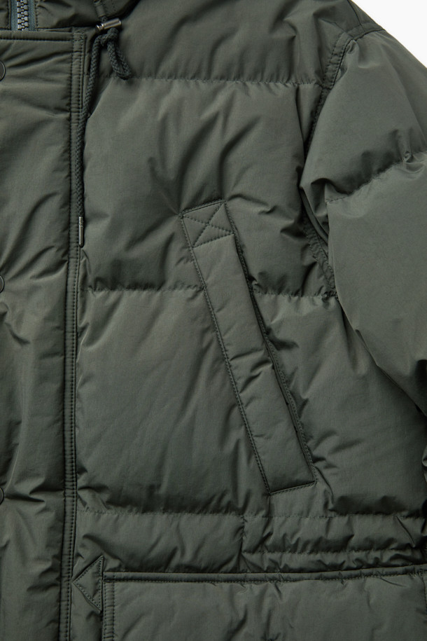 겨울 추위를 막아줄 사파리 후디 다운 점퍼입니다. 밀리터리 무드와 모던한 스타일을 결합하여, 일상에서 캐주얼, 미니멀, 클래식 스타일로 폭넓게 활용할 수 있습니다. 두꺼운 두께감의 나일론 소재로 제작되어 부드러운 촉감을 선사하며, N-3B 파카 스타일의 중기장 기장으로 보온성을 높였습니다. 허리 및 후드 스트링 조절, 가슴 및 사이드 아웃 포켓, 머스코비 다운 충전재, 이너 커프스 엘라스틱 밴드, 삼각무 디테일 등 다양한 특징으로 뛰어난 방풍 및 보온 기능을 제공합니다.
