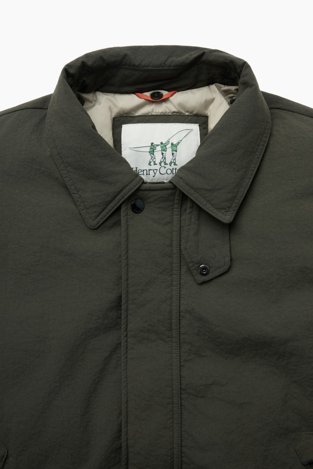 스핏파이어 베이직 다운 점퍼는 겨울철 일상과 출근룩에 모두 잘 어울리는 아우터입니다. 밀리터리 스타일과 베이직한 디자인이 조화롭게 어우러져 클래식, 미니멀, 캐주얼 등 다양한 스타일을 연출할 수 있습니다. 카키 색상의 무지 디자인에 두꺼운 두께감과 거친 촉감의 나일론 소재를 사용하여 보온성을 높였습니다. 탈착 가능한 리얼 무통 카라와 립 커프스, 노출 지퍼 포켓, 삼각무 패치 등의 디테일이 돋보이며, 머스코비 다운 충전재로 따뜻함을 더했습니다. 베이직핏의 긴 소매 다운 점퍼로, 지퍼 여밈 방식으로 편안하게 착용할 수 있습니다.
