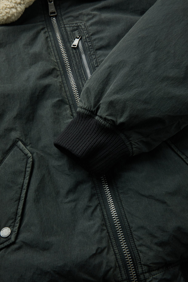 스핏파이어 이팩트 다운 블루종은 남성용 겨울 점퍼입니다. 빈티지 밀리터리 스타일의 오버핏 블루종으로, 톤 다운된 블루 컬러와 무지 디자인이 특징입니다. 두꺼운 나일론 소재와 구스다운 충전재, 안감으로 보온성을 높였습니다. 탈부착 가능한 무통 카라, 시보리 소맷단/밑단, 사이드 플랩 포켓, 소매 지퍼 포켓, 패치 지퍼 포켓 등의 디테일이 돋보이며, 출근룩과 여행룩, 캐주얼, 클래식, 미니멀 스타일 모두 소화 가능합니다. 지퍼형 여밈 방식으로 편안하게 착용할 수 있습니다.
