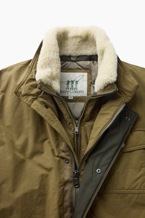 Spitfire(스핏파이어) 사파리 다운 점퍼는 겨울철 일상과 출근룩에 모두 잘 어울리는 모던 스타일의 아우터입니다. 두꺼운 두께감과 부드러운 촉감의 나일론, 폴리에스테르 혼방 소재로 제작되어 보온성을 높였습니다. 무지 디자인에 베이직핏, 중기장 기장감으로 어떤 스타일에도 쉽게 매치할 수 있으며, 집업 여밈 방식으로 편안하게 착용 가능합니다. 구스다운 충전재, 3포켓 구성, 액션 플리츠, 허리 엘라스틱 스트링, 탈부착 리얼 무통 패널 등 다양한 디테일로 기능성과 디자인을 동시에 잡았습니다. 클래식, 미니멀, 캐주얼 등 폭넓은 스타일을 소화할 수 있는 활용도 높은 겨울 점퍼입니다.
