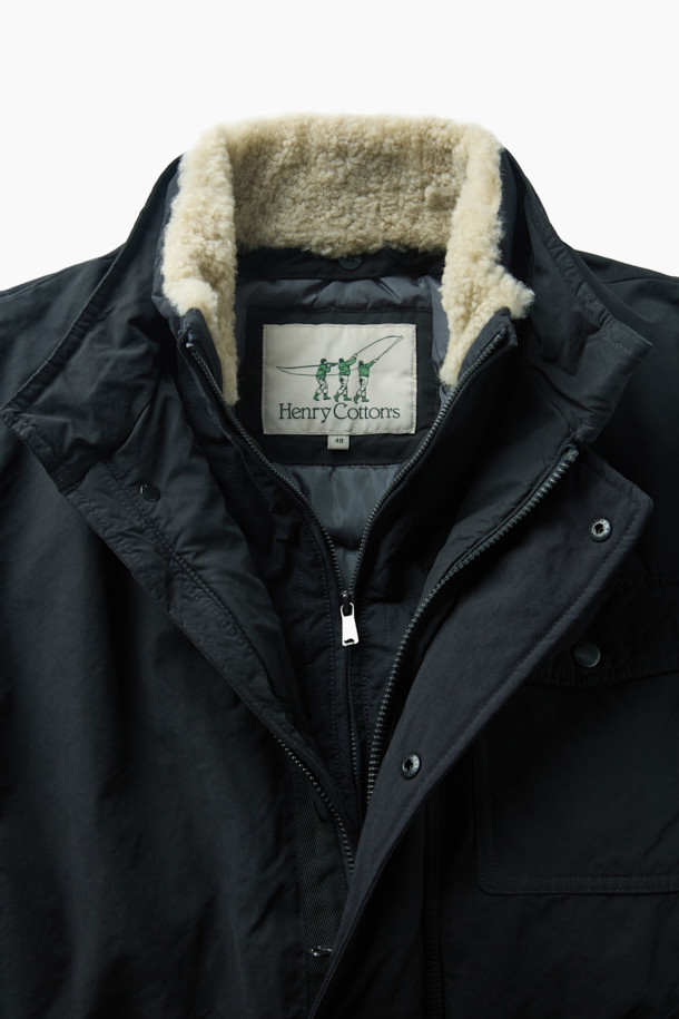 스핏파이어 사파리 다운 점퍼는 겨울철 일상과 출근룩에 모두 잘 어울리는 베이직핏 다운 점퍼입니다. 모던하고 클래식한 스타일의 무지 디자인으로, 허리 엘라스틱 스트링으로 사이즈 조절이 가능합니다. 넉넉한 두께감과 부드러운 촉감의 나일론, 폴리에스테르 혼방 소재로 제작되었으며, 구스다운 충전재를 사용하여 보온성을 높였습니다. 3포켓 구성과 액션 플리츠 디테일, 탈부착 가능한 무통 패널을 갖추어 실용성을 더했습니다. 긴 소매 기장의 사파리 코트 타입으로, 스냅 버튼 여밈 방식을 적용했습니다.
