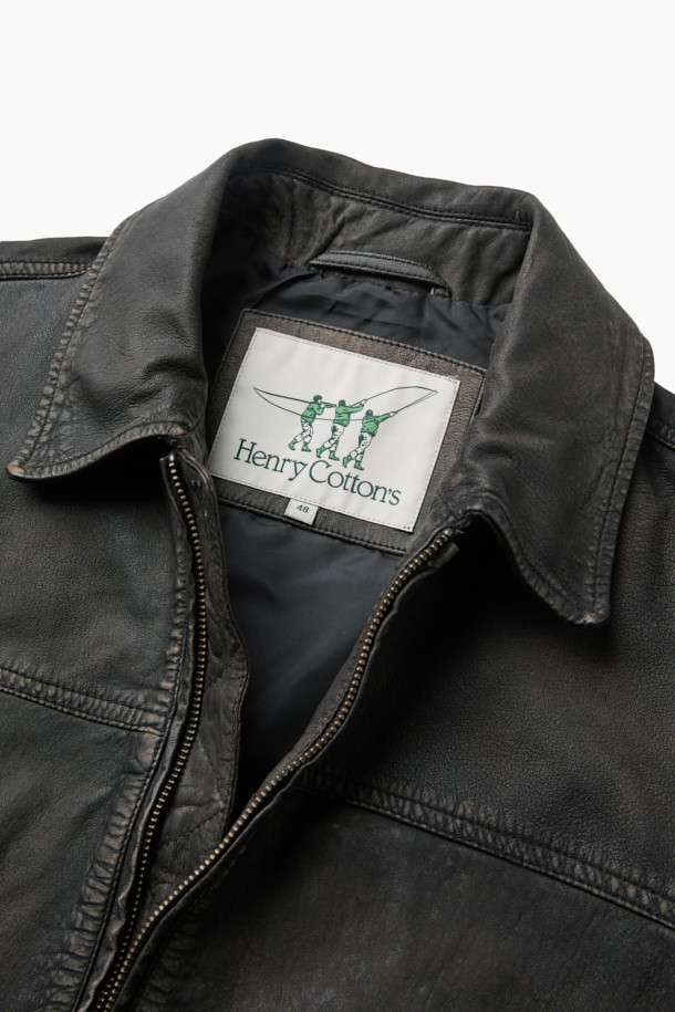 베지터블 레더 이팩트 블루종은 부드러운 촉감의 베지터블 램스킨 가죽으로 제작되어 가을 시즌, 데이트룩, 가을 나들이룩, 겨울 데일리룩에 활용하기 좋은 아우터입니다. 클래식과 캐주얼 무드를 넘나들며, 루즈핏으로 편안한 착용감을 선사합니다. 하이넥 실루엣과 플랩 포켓, 립 마감 디테일이 돋보이며, 투톤 워싱 이펙트와 은은한 광택감이 특징입니다. 집업 스타일로 간편하게 착용 가능하며, 미니멀한 스타일을 선호하는 분들께 추천합니다. 블랙 컬러의 무지 디자인으로, 어떤 옷에도 쉽게 매치할 수 있습니다.
