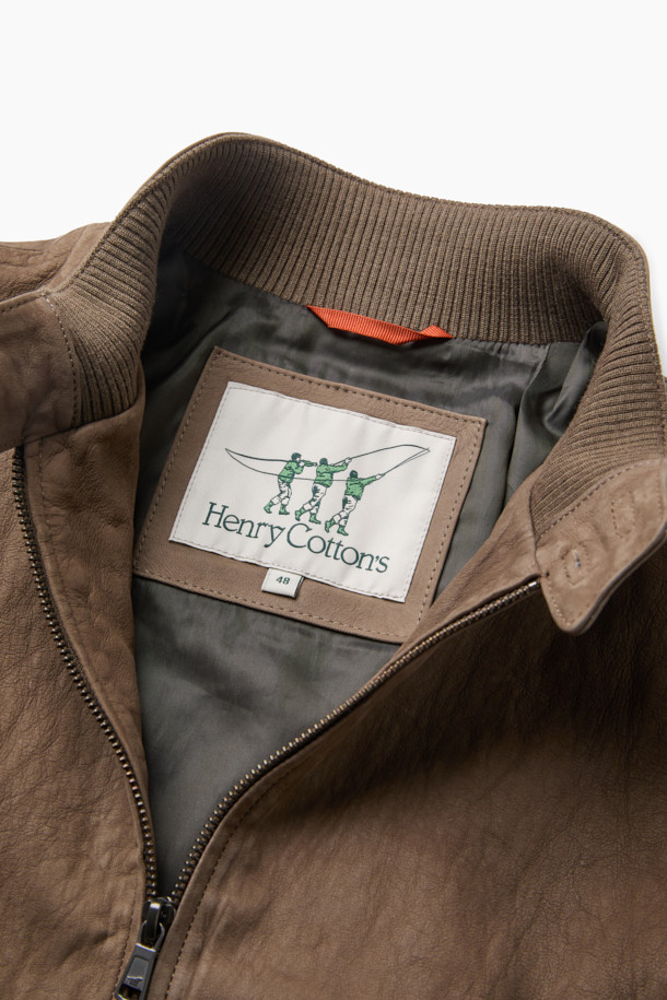 부드러운 누벅과 램스킨의 조화가 돋보이는 해링턴 점퍼입니다. 가을 시즌, 클래식하고 캐주얼한 무드를 연출하기 좋은 아이템입니다. 스탠드 칼라, 플랩 포켓, 버튼 커프스, 가죽 립 마감 등 디테일한 디자인이 특징입니다. 톤 다운된 브라운 컬러와 루즈핏으로 편안하면서도 세련된 스타일을 완성합니다. 데이트룩, 가을 나들이룩 등 다양한 TPO에 활용해보세요.
