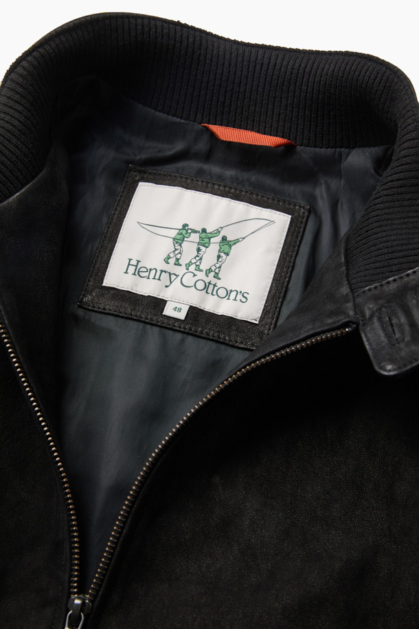 부드러운 누벅과 램스킨 소재로 제작된 블랙 컬러의 누벅 레더 해링턴 점퍼입니다. 캐주얼과 클래식 무드를 모두 담아낸 디자인으로, 데이트룩과 모임룩에 활용하기 좋습니다. 스탠드 칼라와 플랩 포켓, 버튼 커프, 가죽 립 마감, 워싱 가공 디테일이 돋보입니다. 루즈핏으로 편안한 착용감을 선사하며, 가을 시즌에 어울리는 긴소매 기장의 집업 스타일 아우터입니다. 미니멀한 스타일을 즐기는 분들께 추천합니다.
