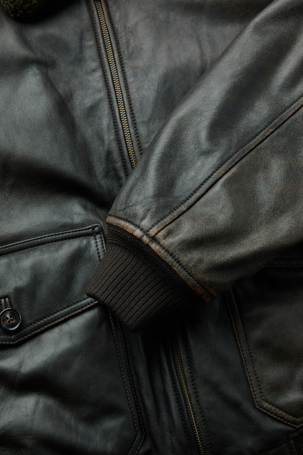 Spitfire(스핏파이어) 베지터블 레더 블루종은 부드러운 양가죽 소재와 클래식한 디자인으로 제작된 겨울용 아우터입니다. 릴랙스핏으로 편안한 착용감을 선사하며, 천연 퍼 칼라, 유러피안 구스 다운, 패치 포켓, 액션 플리츠, 페이딩 워싱, 투톤 컬러 등의 특징이 돋보입니다. 짙은 블루 색상과 두꺼운 두께감으로 보온성을 높였으며, 데이트룩, 출근룩, 모임룩 등 다양한 TPO에 활용 가능합니다. 미니멀하고 시크한 스타일을 연출하기에 좋은 아이템입니다. 집업 방식으로 간편하게 여밀 수 있습니다.
