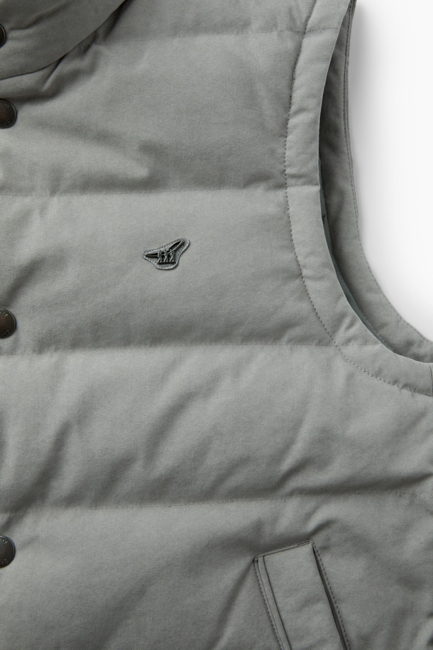 폴리 스웨이드 다운 베스트는 부드러운 촉감의 폴리에스터, 나일론, 구스다운 충전재를 사용하여 제작되었으며, 가을과 겨울철에 따뜻하게 착용할 수 있습니다. 클래식과 캐주얼 스타일을 모두 아우르는 디자인으로, 일상생활에서 폭넓게 활용 가능합니다. 넥과 앞단 안쪽에 배색 처리가 되어있으며, 레귤러핏에 스냅 여밈 방식으로 편안하게 착용할 수 있습니다. 두꺼운 두께감으로 보온성을 높였으며, 민소매 디자인으로 간절기에는 단독으로, 겨울철에는 이너 베스트로 활용하여 스타일리시하게 연출할 수 있습니다. 그레이 컬러의 무지 디자인으로 어떤 옷에도 쉽게 매치할 수 있으며, 겨울 데일리룩과 산책룩에 모두 잘 어울립니다.
