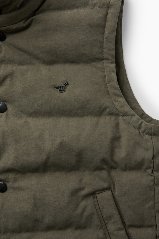 폴리 스웨이드 다운 베스트는 가을과 겨울, 두 계절 모두 활용하기 좋은 아우터입니다. 부드러운 촉감의 폴리에스터, 나일론, 구스다운 충전재가 사용되어 따뜻함을 선사합니다. 클래식과 캐주얼 스타일을 모두 아우르는 디자인으로, 무지 패턴과 레귤러핏으로 제작되어 어떤 룩에도 쉽게 매치할 수 있습니다. 넥과 앞단에 배색 처리가 돋보이며, 스냅 버튼으로 간편하게 여밀 수 있습니다. 데일리룩, 산책룩 등 다양한 TPO에 이너 또는 아우터로 활용 가능한 실용적인 아이템입니다.
