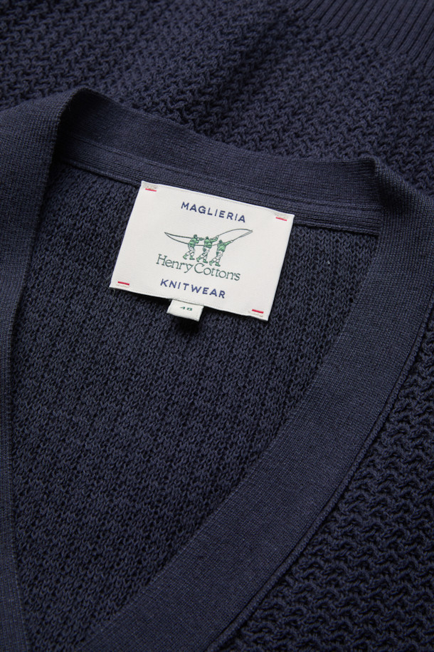 가을 베이직 Y 가디건은 가을과 겨울에 어울리는 두꺼운 두께감의 긴소매 가디건입니다. 네이비 색상으로, 출근룩, 클래식, 미니멀, 캐주얼 스타일에 모두 잘 어울립니다. 면, 레이온, 린넨 혼방의 부드러운 촉감과 헤링본 패턴이 특징이며, 이중 조직으로 제작되어 볼륨감 있는 디자인을 연출합니다. 7월부터 12월까지 간절기에도 착용하기 적합하며, 청량한 원사를 사용하여 쾌적하게 착용할 수 있습니다. V넥 레귤러핏 디자인으로 어떤 스타일에도 쉽게 매치할 수 있습니다.
