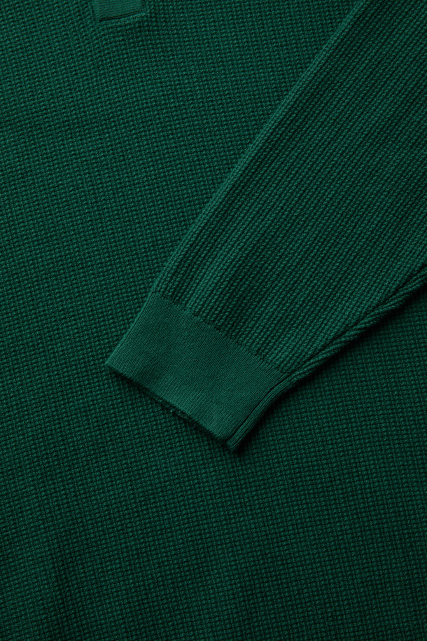 "코튼 캐시 폴로 니트"는 부드러운 촉감의 면과 캐시미어 혼방 소재로 제작되어 가을과 겨울, 따뜻하게 착용하기 좋은 긴소매 니트입니다. 베이직하고 캐주얼한 스타일로, 와플 조직과 카라 디자인이 돋보이며 세미 루즈핏으로 편안함을 더했습니다. 그린 컬러의 무지 디자인으로 어떤 옷에도 잘 어울려 데일리룩, 데이트룩, 카페룩 등 다양한 TPO에 활용하기 좋습니다. 캐주얼, 클래식, 미니멀 스타일을 즐기는 분들에게 추천합니다. 두께감 있는 소재로 보온성을 높였습니다.
