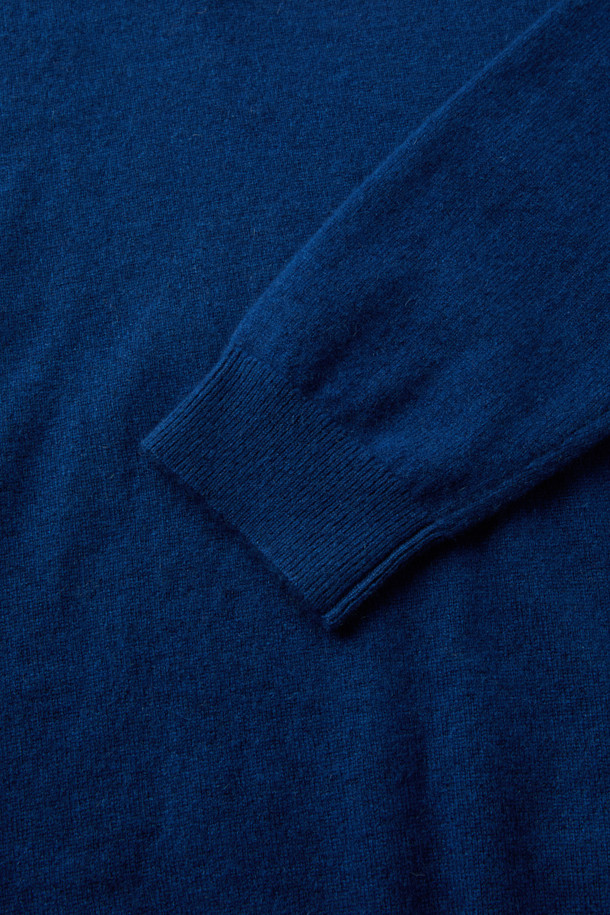 캐시미어 폴로 니트는 가을과 겨울, 일상 속에서 클래식하고 베이직한 스타일을 연출하기에 완벽한 아이템입니다. 네이비 컬러의 레귤러 핏으로 제작되었으며, 100% 캐시미어 소재를 사용하여 부드러운 촉감과 윤기 있는 질감을 선사합니다. 폴로 스타일의 카라넥과 긴 소매, 봉제선 없는 매끄러운 실루엣은 세련된 무드를 더합니다. 뛰어난 보온성을 제공하며, 유연제 처리로 편안한 착용감을 자랑하여 겨울 데일리룩, 오피스룩, 모임룩 등 다양한 TPO에 활용하기 좋습니다.
