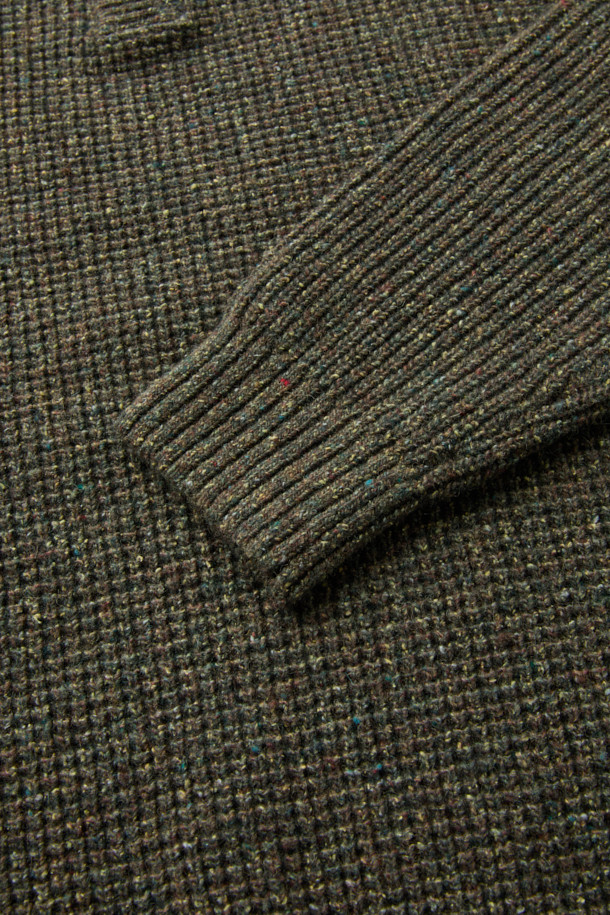 가을과 겨울을 위한 와플 조직 폴로 니트입니다. 이탈리아 수입 방모 혼방 울 소재로 제작되어 부드러운 촉감을 선사하며, 두꺼운 두께감으로 따뜻함을 더합니다. 캐주얼, 클래식, 미니멀 스타일을 모두 아우르는 디자인으로, 출근룩과 모임룩에 활용하기 좋습니다. 네프얀 소재를 사용하여 은은한 멋을 내며, 세미 와이드 립 조직 카라와 2×2 립 조직 앞단이 특징입니다. 루즈핏으로 편안하게 착용 가능하며, 카키 색상과 긴 소매 기장이 돋보입니다.