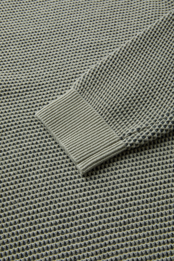 겉과 속을 다른 컬러로 편직하여 은은한 멋을 더한 잔조직 라운드 풀오버입니다. 코튼과 캐시미어 혼방 소재로 제작되어 부드러운 촉감과 보온성을 자랑하며, 가을부터 겨울까지 폭넓게 활용할 수 있습니다. 허니콤 패턴의 잔잔한 텍스처가 돋보이며, 이중 편직 기법으로 볼륨감 있는 실루엣을 연출합니다. 세미 루즈핏 라운드넥 디자인으로, 출근룩이나 모임룩 등 다양한 TPO에 클래식, 미니멀, 캐주얼 스타일로 코디할 수 있습니다. 9월부터 2월까지 착용하기 좋습니다.
