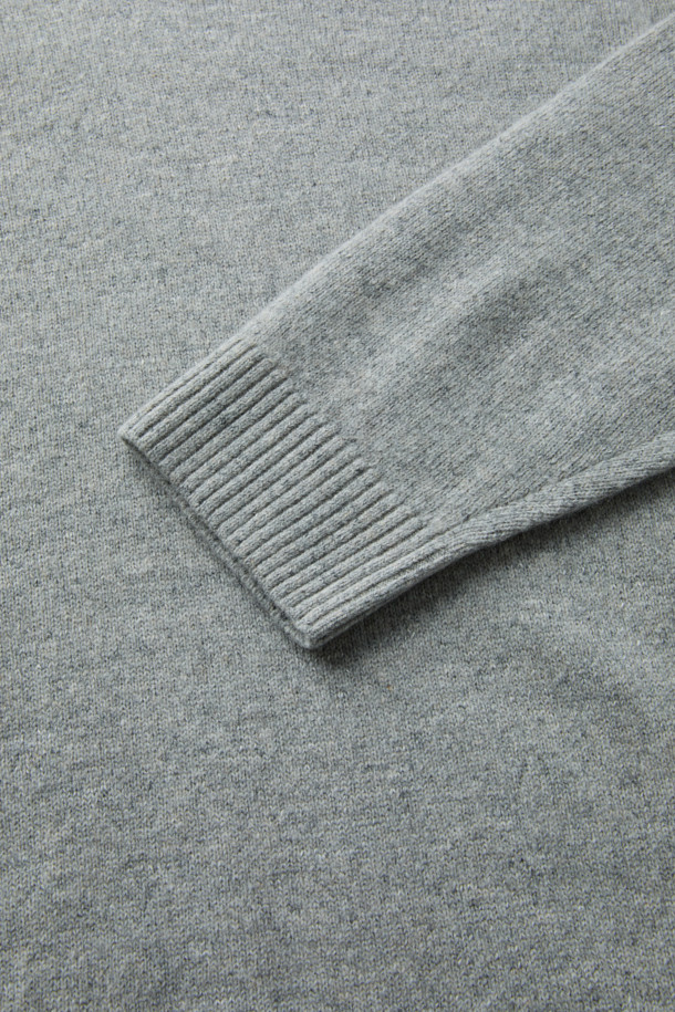 이태리 수입 슬럽 네프얀 소재로 제작된 V넥 풀오버입니다. 미니멀, 베이직, 클래식 스타일을 아우르며, 가을과 겨울에 데일리룩, 출근룩, 비즈니스 캐주얼에 활용하기 좋습니다. 세미 루즈핏으로 편안하게 착용 가능하며, 부드러운 촉감과 입체적인 질감이 특징입니다. 2×2 립 조직 마감으로 고급스러움을 더했으며, 레이어링하여 다양한 스타일 연출이 가능합니다. 가슴둘레 112cm로, 넉넉한 핏을 제공합니다.