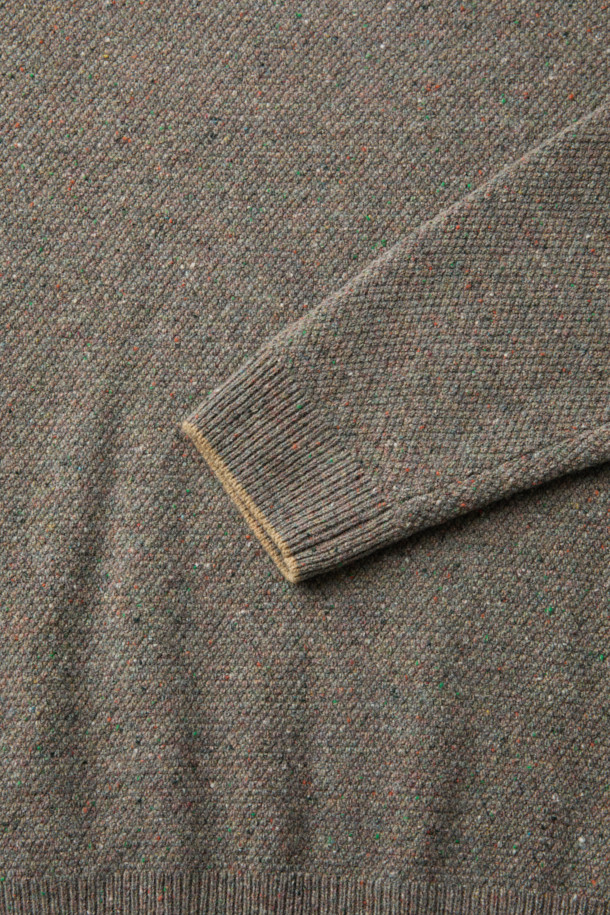 **His넥 니트**는 RWS EXTRAFINE MERINO WOOL 100% 소재로 제작되어 부드러운 촉감과 뛰어난 보온성을 제공하는 남성용 니트입니다. 가을, 겨울 시즌에 어울리는 두꺼운 두께감과 헨리넥 디자인, 와플 및 도네갈 패턴으로 클래식하고 캐주얼한 무드를 연출합니다. 레귤러핏으로 편안하게 착용 가능하며, 넥 안쪽 스트라이프 배색과 립조직 넥라인, 원버튼 디자인으로 포인트를 더했습니다. 데이트룩, 모임룩, 겨울 데일리룩 등 다양한 TPO에 활용하기 좋은, 미니멀하고 클래식한 스타일의 니트입니다.
