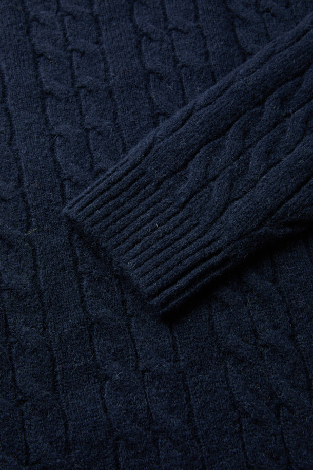 네이비 컬러의 케이블 라운드 풀오버입니다. 알파카, 울, 나일론 혼방 소재로 제작되어 부드러운 촉감과 뛰어난 보온성을 제공하며, 가을, 겨울 시즌에 착용하기 좋습니다. 루즈핏으로 편안한 착용감을 선사하며, 볼륨감 있는 디자인과 브러시드 텍스처, 실키한 광택감이 특징입니다. 2×2 립 조직 마감으로 디테일을 더했으며, 클래식, 캐주얼, 미니멀 스타일 모두 소화 가능하여 출근룩, 모임룩 등 다양한 시간과 장소와 경우에 활용할 수 있습니다.